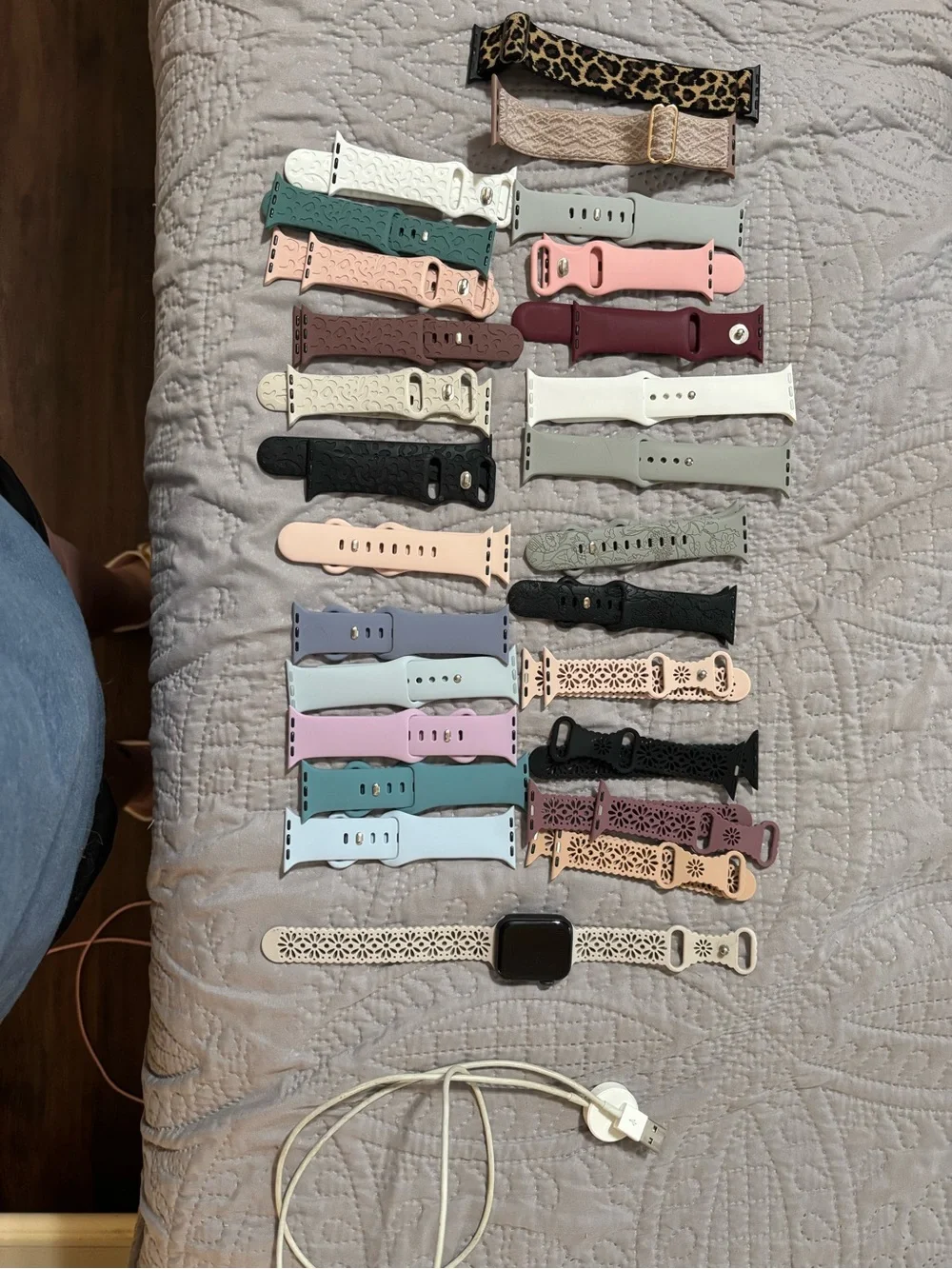 Apple Watch Series 6 40mm + Charger + 26 Bands